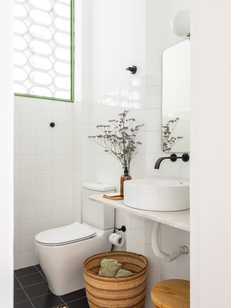Reforma-Apartamento-100-M2-5 Foto do banheiro da suite com cesto e plantas
