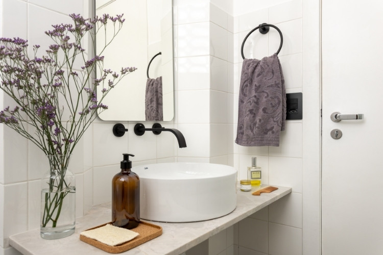 Reforma-Apartamento-100-M2-6 Pia de banheiro da suíte com cuba redonda, torneira suspensa e decorações