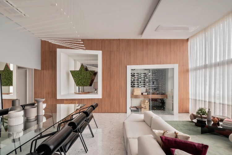 Apartamento-Duplex-De-350Mc2B2-1 Sala em conceito aberto com sofá modular, mesa grande com cadeiras pretas, parede de madeira e decorações