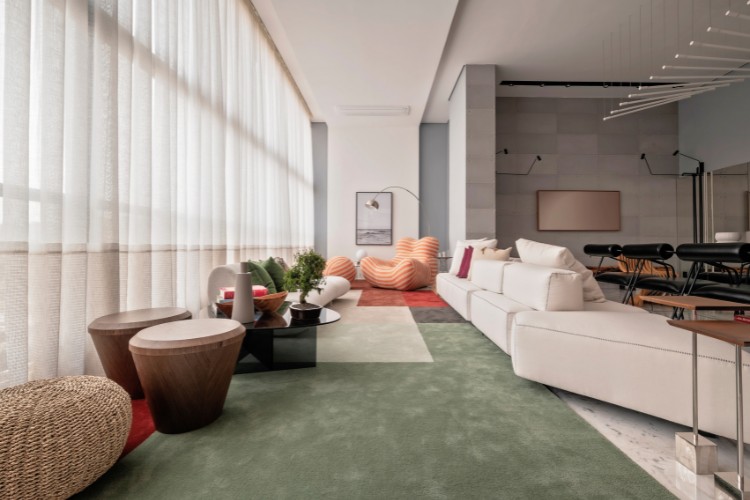 Apartamento-Duplex-De-350Mc2B2-2 Living com sofás, mesas e mobiliário orgânico, além de tapete verde