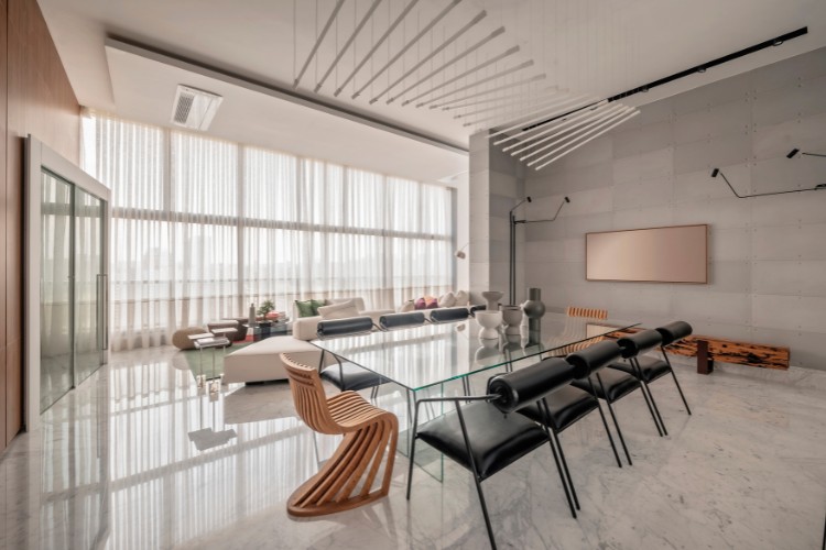 Apartamento-Duplex-De-350Mc2B2-4 Visão mais ampla da sala em conceito aberto, com detalhes da mesa e cadeiras