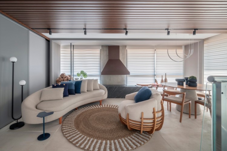 Apartamento-Duplex-De-350Mc2B2-5 Sala no segundo andar com sofá orgânico, poltrona, tapete e mesa de madeira