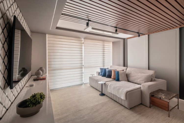 Apartamento-Duplex-De-350Mc2B2-7 Sala com sofá bege, almofadas em rosa e azul, tapete bege