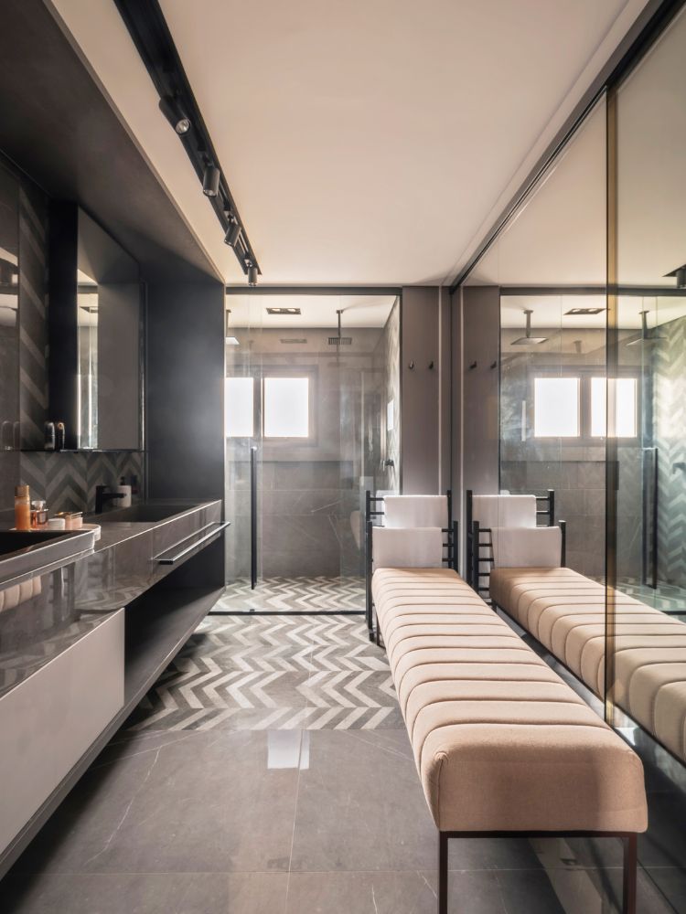 Apartamento-Duplex-De-350Mc2B2-9 Junção do closet, com banco bege e televisão com o banheiro cinza