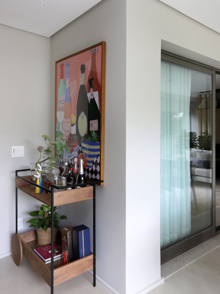 Apartamento-Decorado-158-M2-3 Cantinho com quadro e carrinho com bebidas e decorações