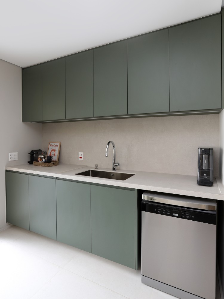 Apartamento-Decorado-158-M2-4 Cozinha em parede cinza e armários verdes-oliva
