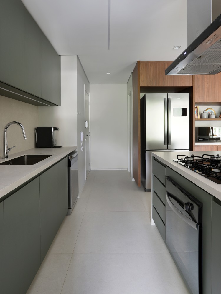 Apartamento-Decorado-158-M2-6 Visão da cozinha com bancada, ilha e geladeira ao fundo