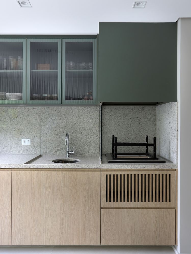 Apartamento-Decorado-158-M2-9 Zoom na bancada com torneira, churrasqueira e móveis em verde e madeira