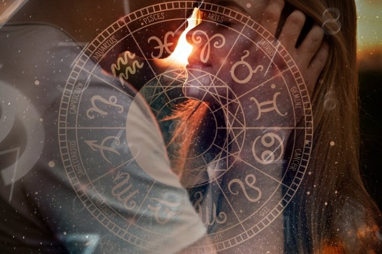 Taro-De-Agosto-1 Foto de homem e mulher quase de beijando e montagem com círculo doo zodíaco