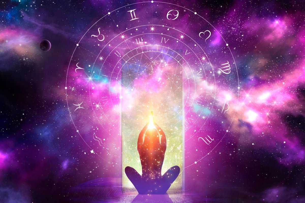 Horoscopo-Maio-Destaque Silhueta de uma pessoa meditando sob um fundo cósmico vibrante com tons de rosa, roxo e azul. Um círculo zodiacal com símbolos astrológicos envolve a cena, destacando-se em meio às galáxias e estrelas brilhantes.