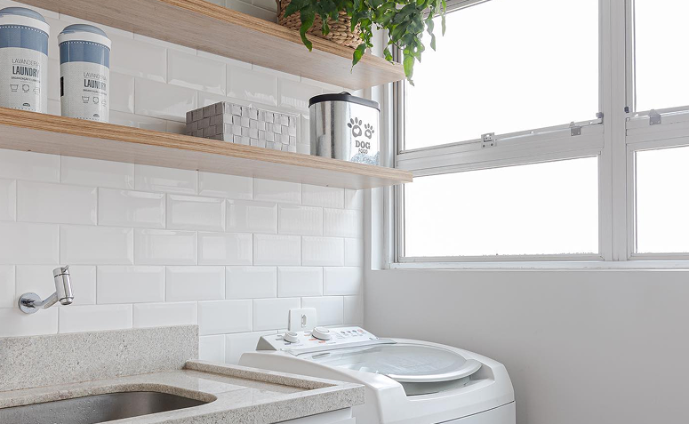 lavanderia com prateleiras na parede e organização vertical acima da máquina