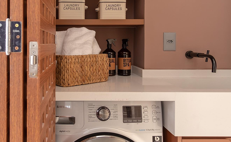 organizadores na lavanderia com cestos e potes padronizados para produtos de limpeza