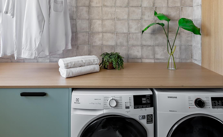 lavanderia funcional com bancada livre e organização simples