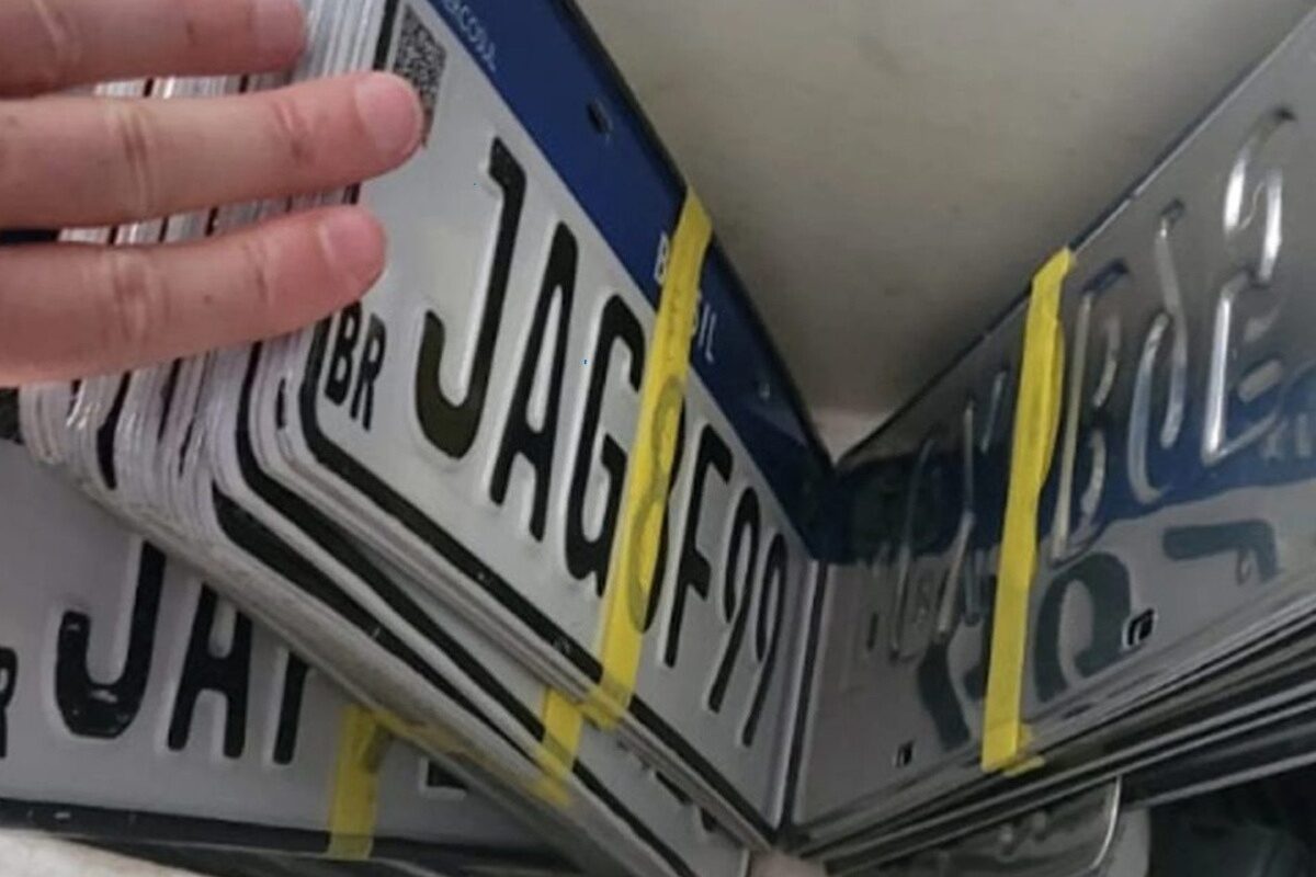 Adesivo anti-radar na placa do carro