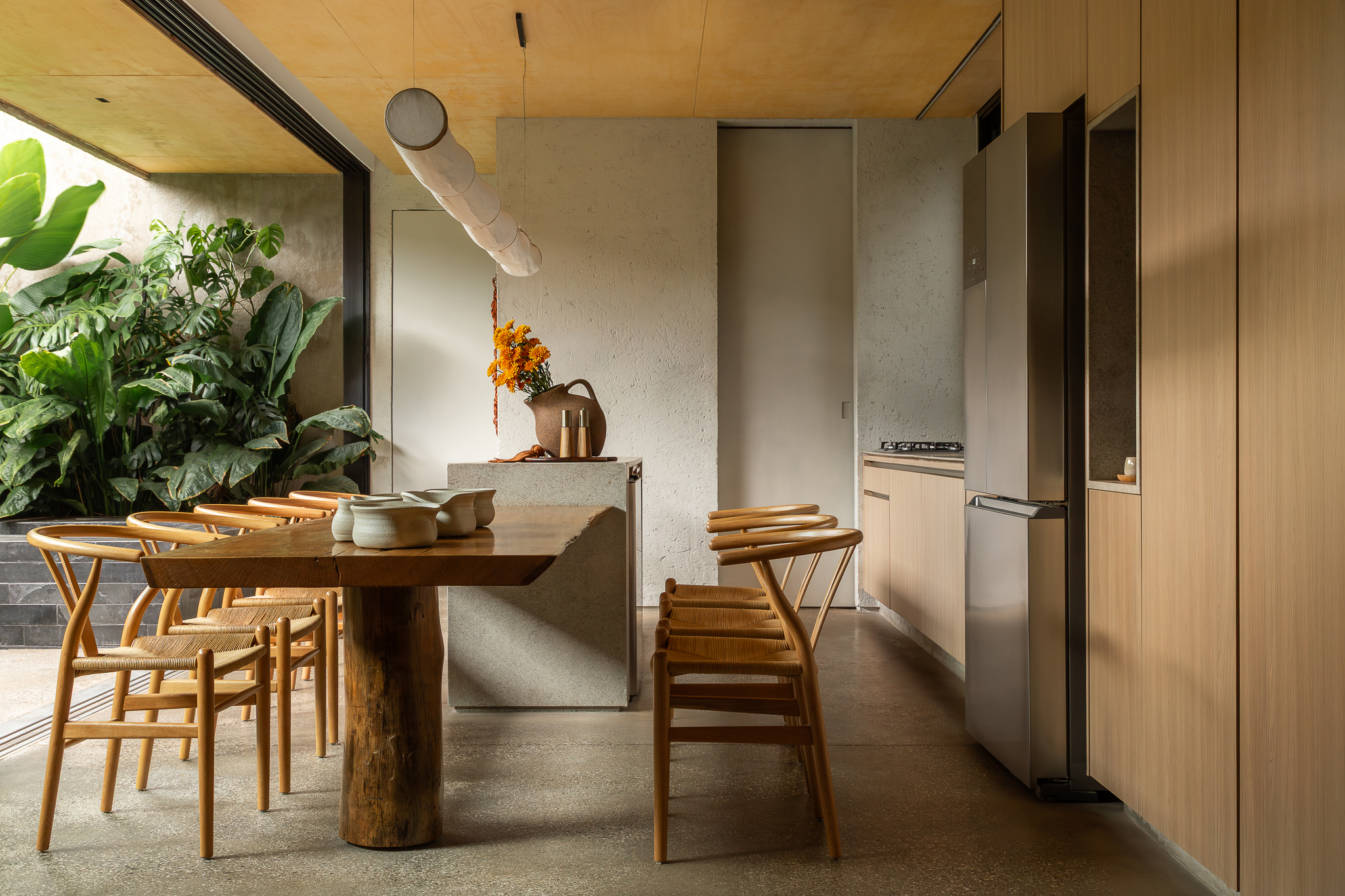 Cozinha da Casa Jasmim com conceito aberto e integração direta com o jardim