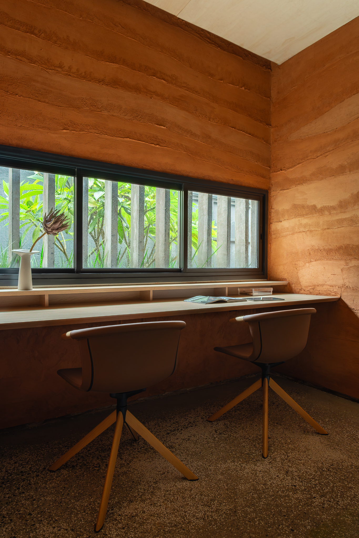 Escritório da Casa Jasmim com mesas voltadas para o jardim e vista para a vegetação