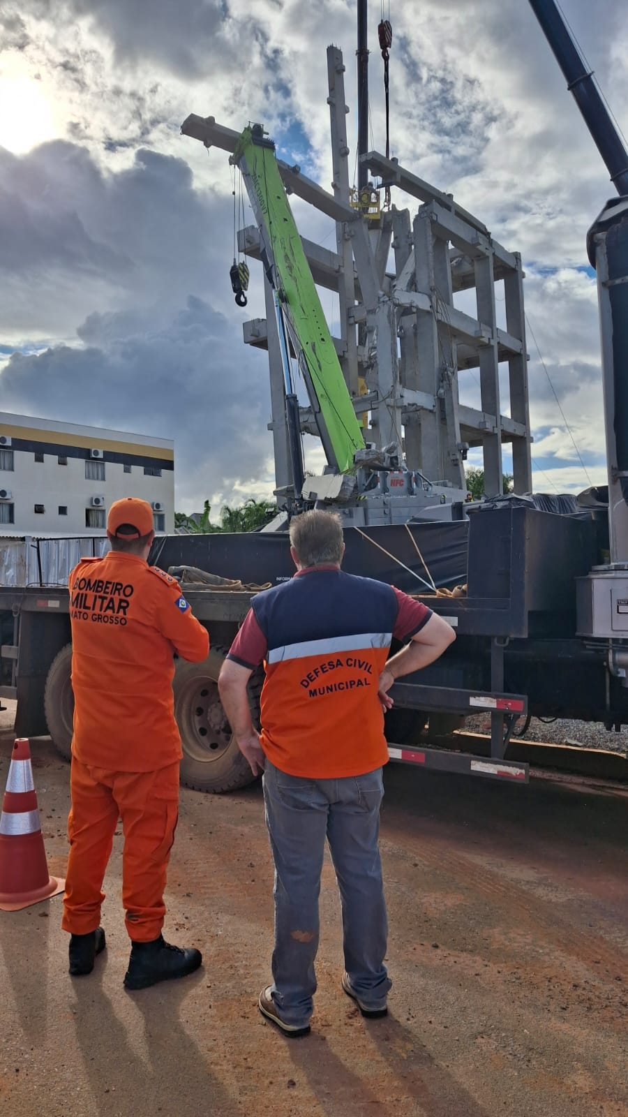 Desmontagem de estrutura que desabou em obra em Lucas do Rio Verde avança sob monitoramento da Defesa Civil e Bombeiros