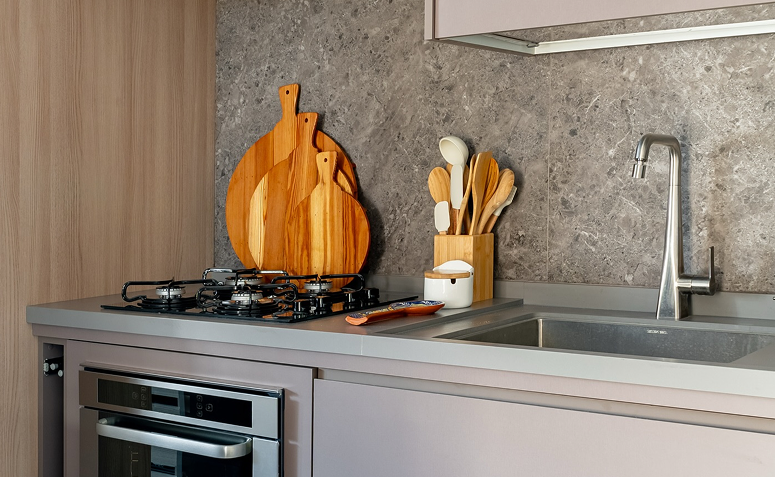 tábuas de cozinha apoiadas na bancada durante o uso diário