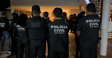 Polícia Civil cumpre 50 ordens judiciais contra facção envolvida em tráfico de drogas e lavagem de dinheiro em Rondonópolis -