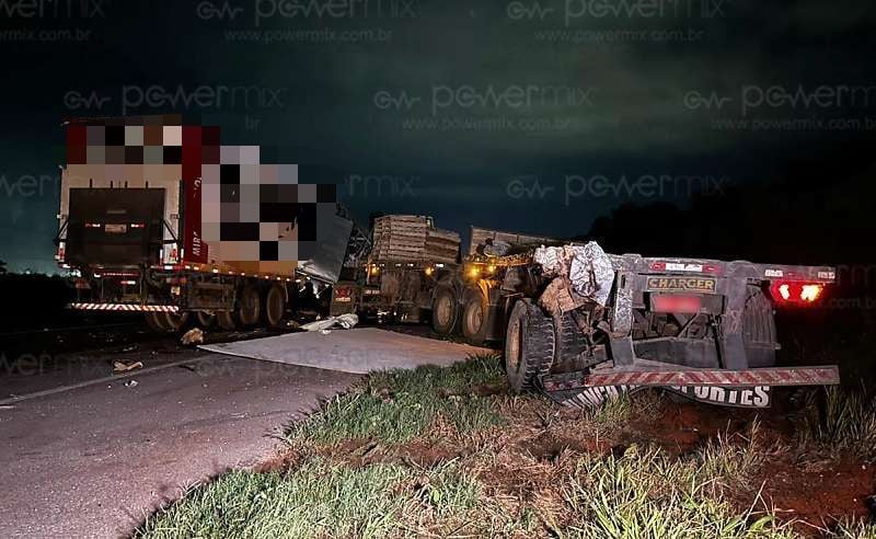 Bau-B Caminhão-baú colide com carreta parada no acostamento da BR-163 em Nova Mutum