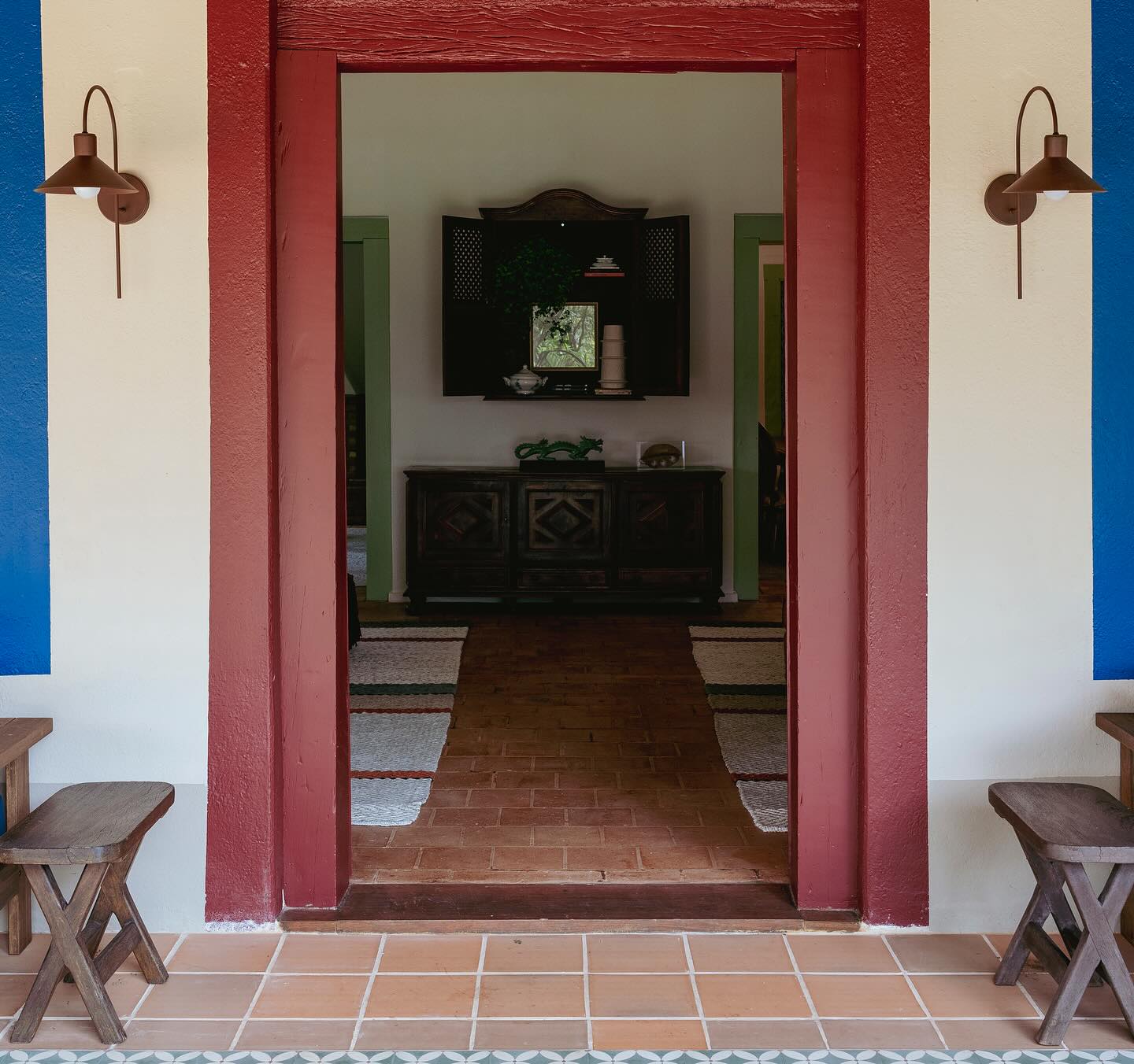 Reforma em casa centenária em Campinas usa cores pontuais e luz natural para deixar os ambientes mais claros