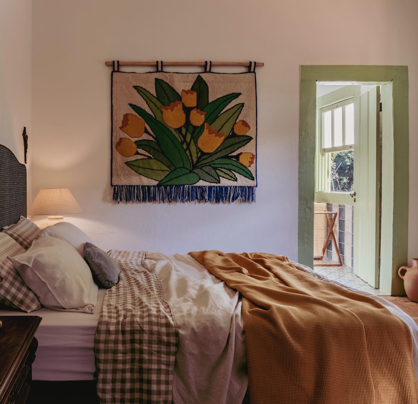 Quarto de casa antiga reformada com paleta suave de cores, iluminação indireta e atmosfera tranquila para descanso