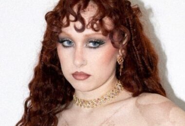 Chappell Roan Arrasa Com Maquiagem De 'Deusa Medieval' No Grammy Com Batom Viral 14 2026 word2