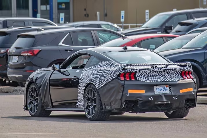 1_2026-Ford-Mustang-Shelby-Gt500-15-717 O asfalto de Michigan, nos Estados Unidos, foi palco de uma revelação que fará o coração dos entusiastas de muscle cars bater mais forte.