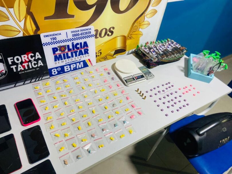 Polícia Militar Prende Foragido Da Justiça E Apreende Drogas E Munições: 238 Porções Encontradas 1 Polícia Militar prende foragido da Justiça, apreende 238 porções de drogas e munições -