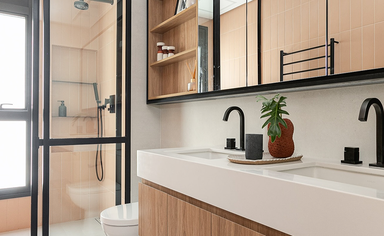 Banheiro de casal com armários planejados, gavetas organizadas e espaços bem definidos para o uso diário.