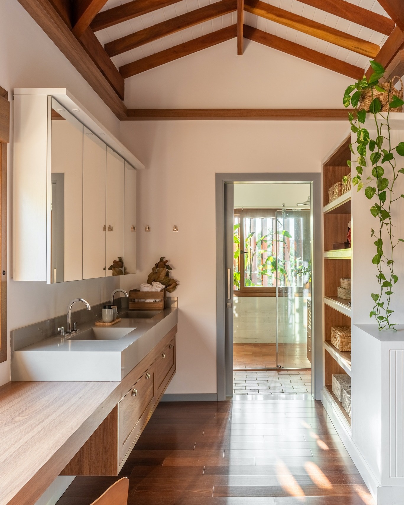 Banheiro de casal com duas cubas e bancada ampla, pensado para uso simultâneo.