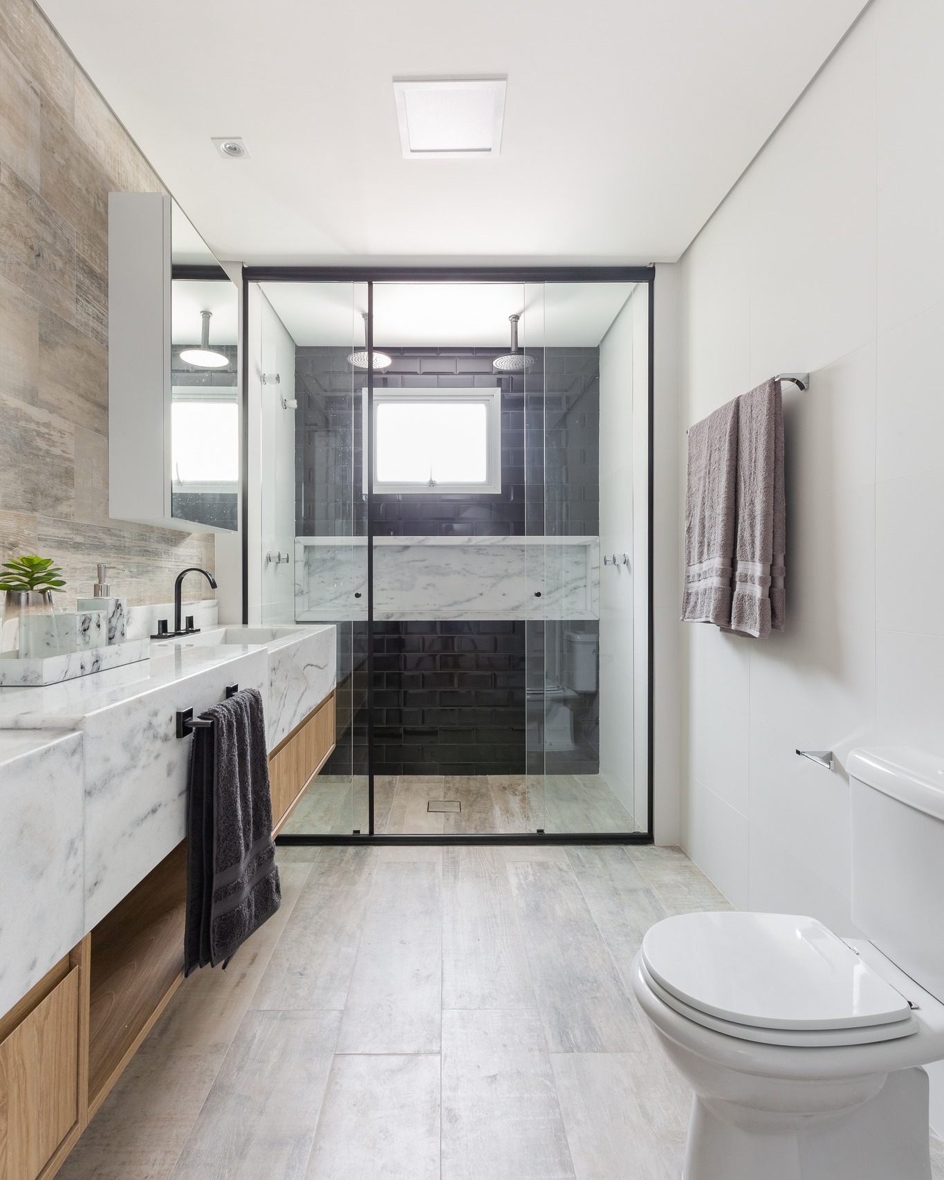 banheiro de casal com ducha dupla para uso compartilhado