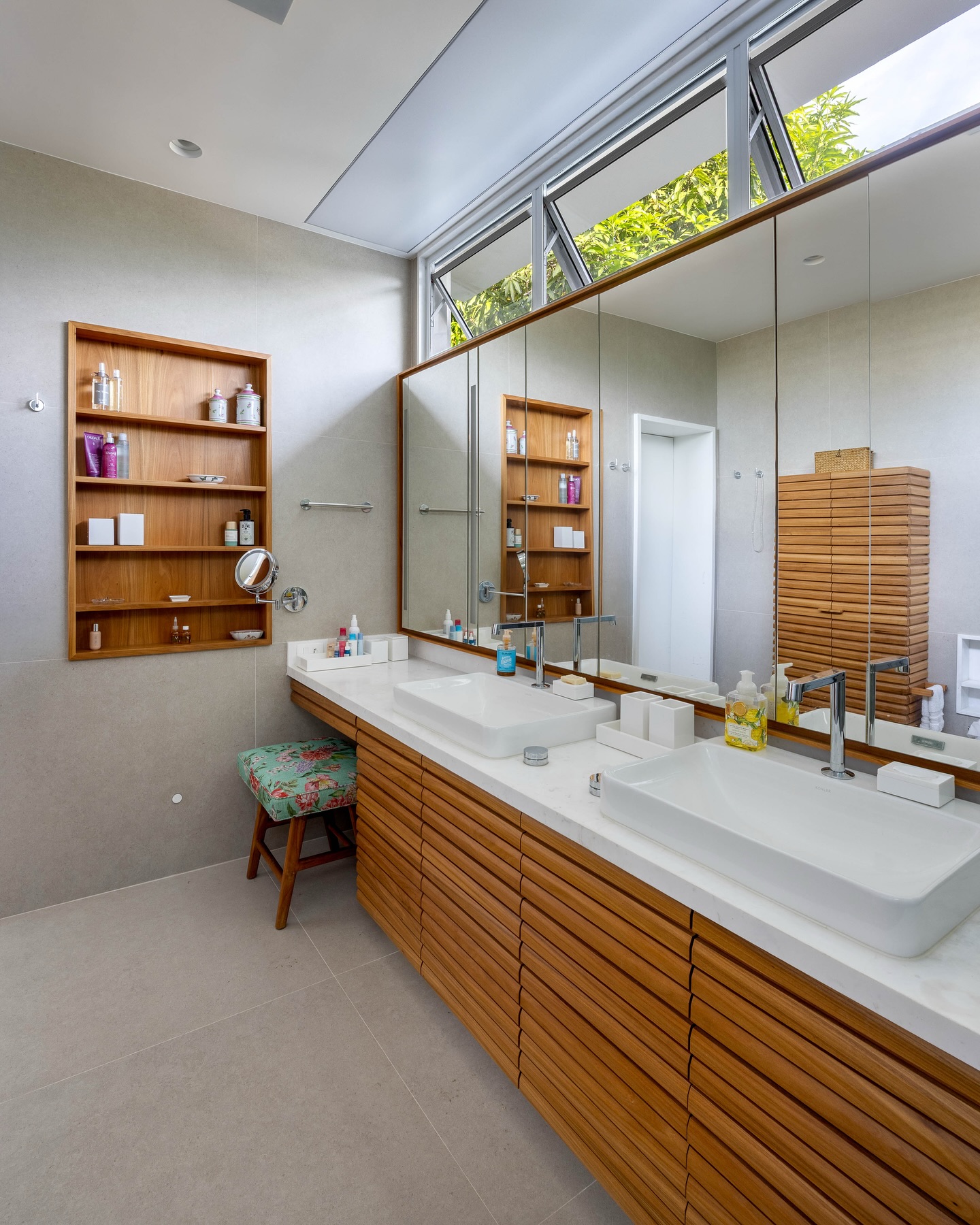 Bancada de banheiro de casal com cubas individuais e organização integrada.