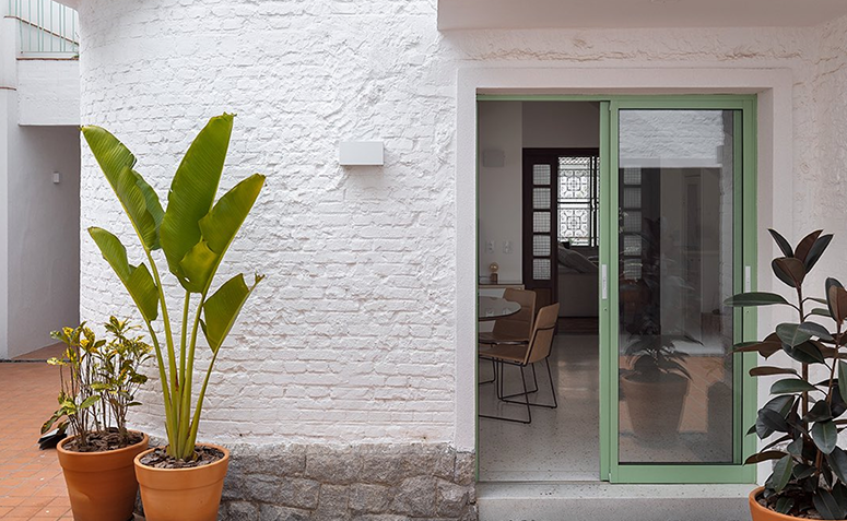 Porta de vidro com esquadria reforçada garante iluminação natural e mais segurança para a casa