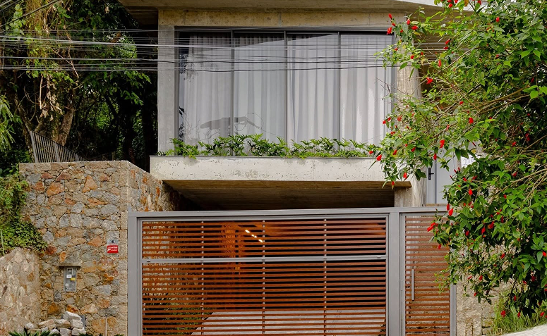 Fachada residencial com fechamento e controle de acesso, associada a soluções de segurança.