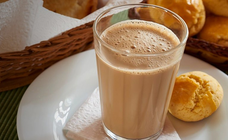 Copo americano de vidro, criado no Brasil a partir de tecnologia industrial dos anos 1940