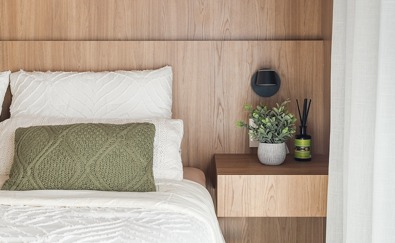 Difusor de aromas sobre mesa de cabeceira trazendo sensação de conforto e elegância.