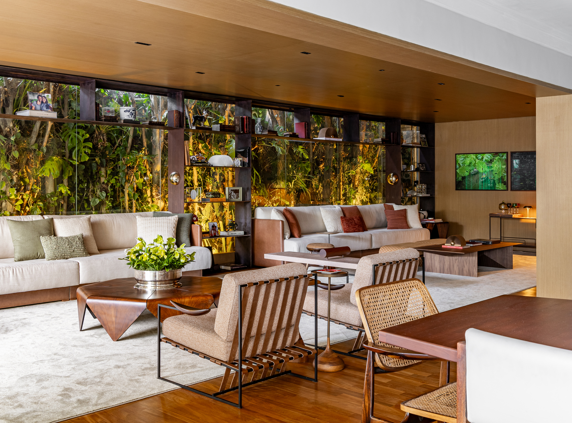 Estante em aço corten posicionada em frente ao jardim com objetos decorativos