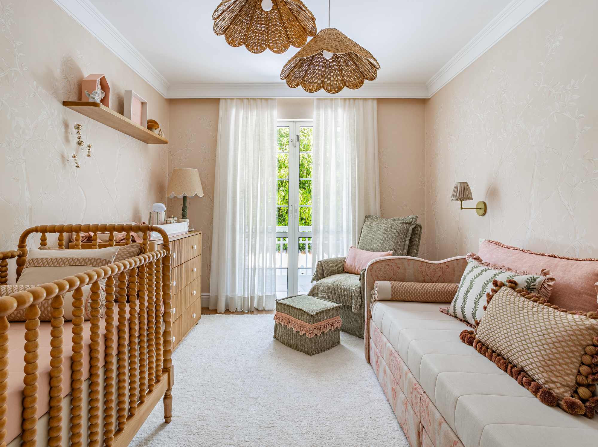 Quarto de bebê com paleta neutra, móveis clássicos e enxoval delicado