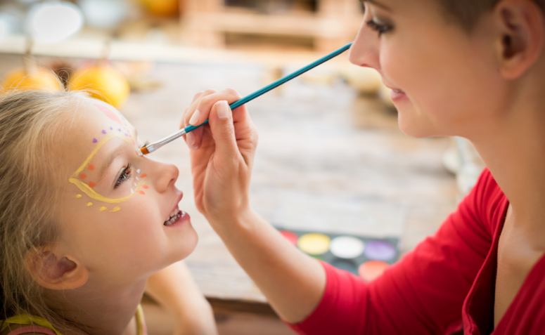 carnaval em casa com crianças brincando