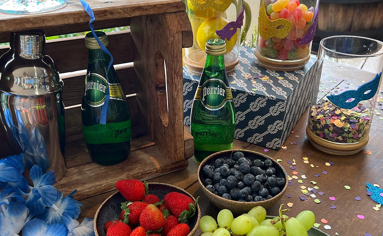 assistir desfile de carnaval em casa com snacks e drinks