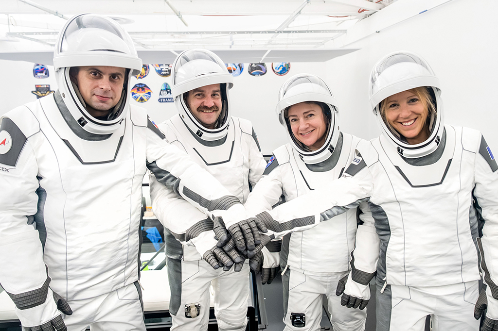 Da esquerda para a direita: o cosmonauta da Roscosmos Andrei Fedyaev, os astronautas da NASA Jack Hathaway e Jessica Meir, e a astronauta da ESA Sophie Adenot, da França.