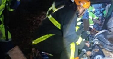 Bombeiros resgatam vítimas de acidente presas nas ferragens de veículo -