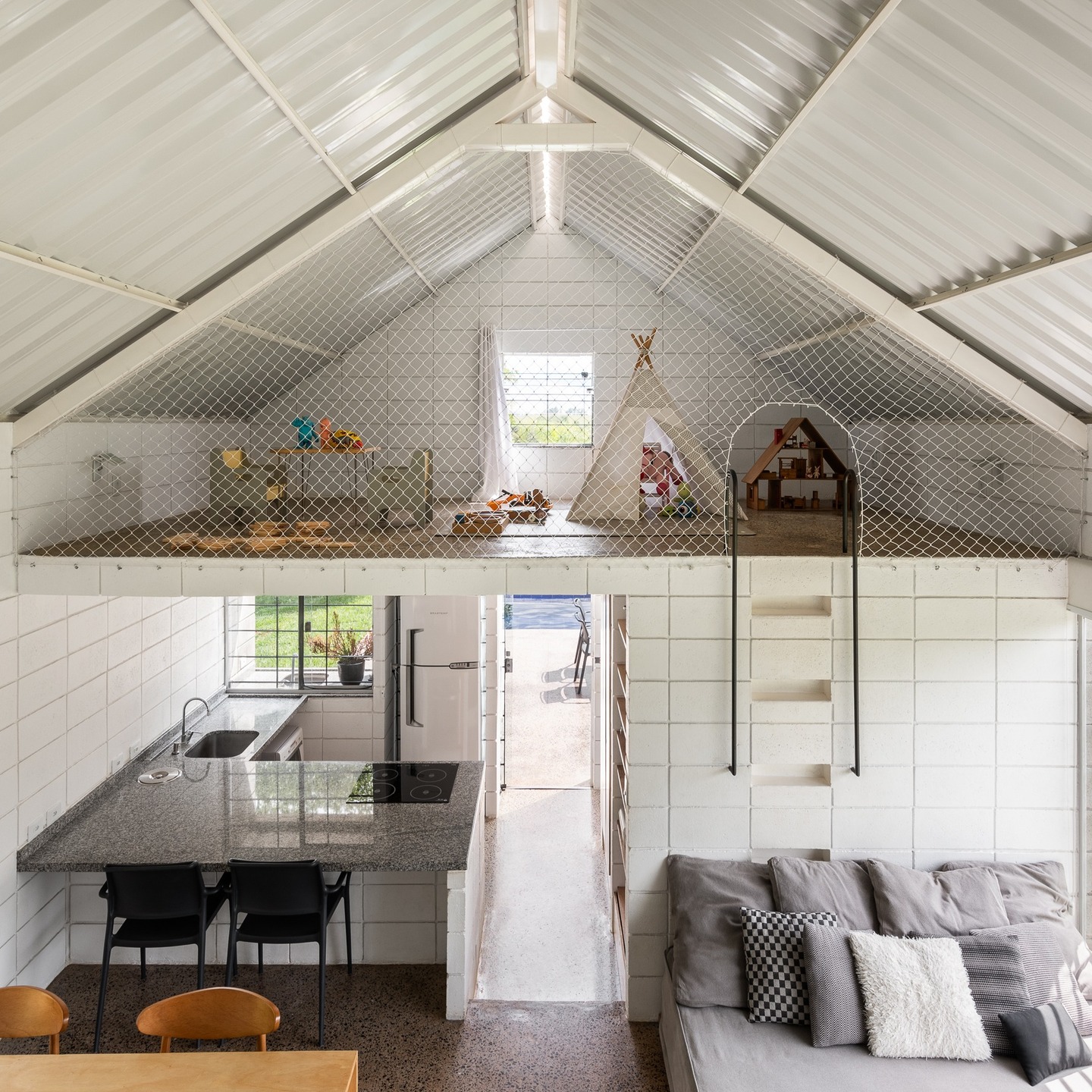 Vista aérea da parte interna da casa, evidenciando a brinquedoteca no mezanino.