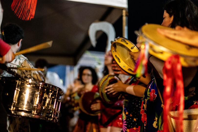 Celebrando A Vida: Foliões Se Divertem Na Praça Da Mandioca E Avenida Mato Grosso 1 Arquivo