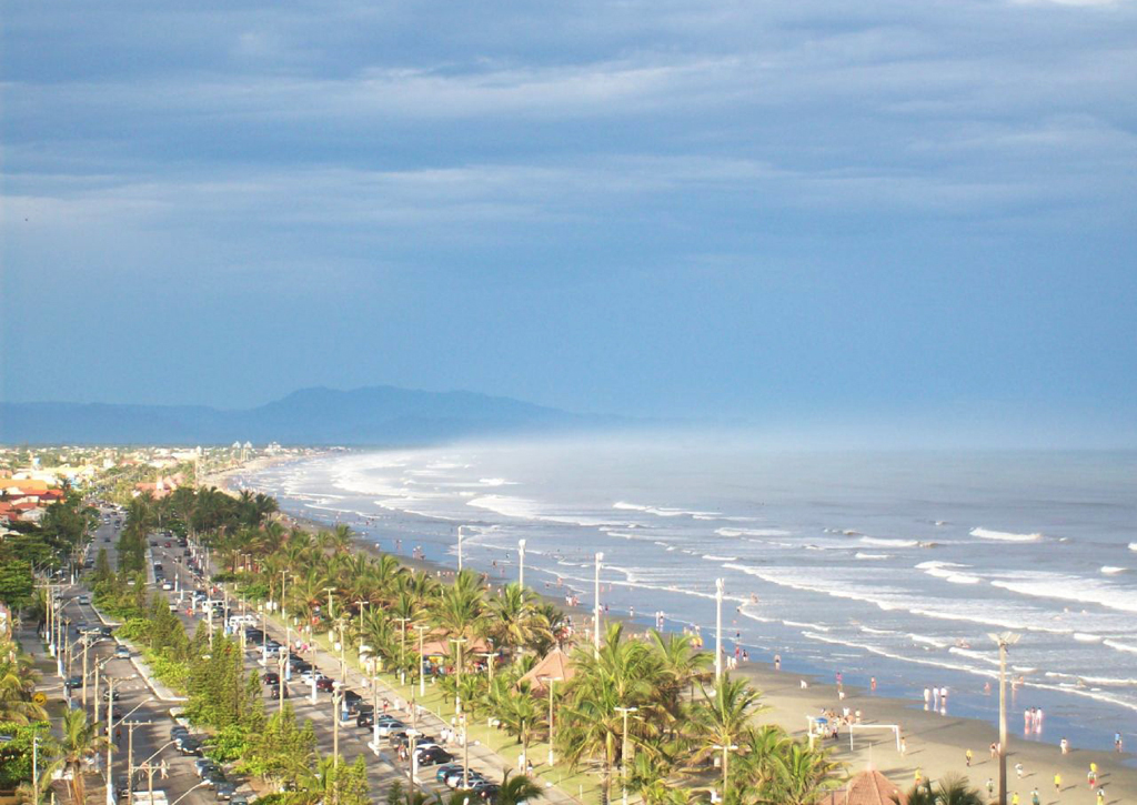 A orla central de Peruíbe e as praias próximas fazem o estilo balneário popular, após o Morro do Guaraú, no entando, a cidade tem enseadas limpas, cachoeiras e muita Mata Atlântica