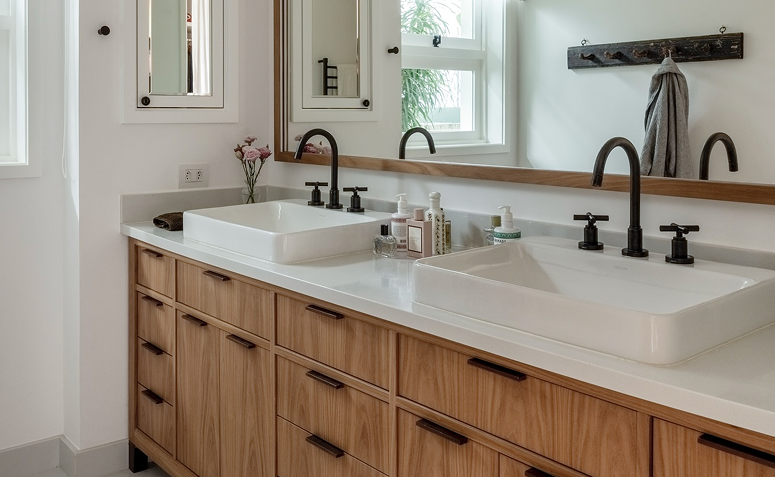 bancada de banheiro sem produtos duplicados e com apenas um item de cada