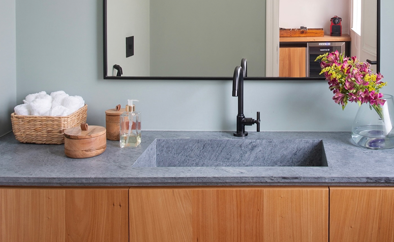 bancada de banheiro organizada com itens agrupados por categoria