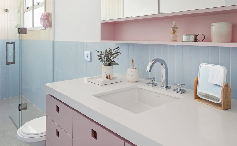 bancada de banheiro livre com produtos guardados em armários