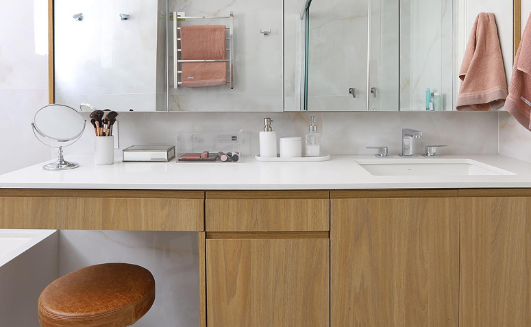 bancada de banheiro com caixas para maquiagem, sem ficar expostas